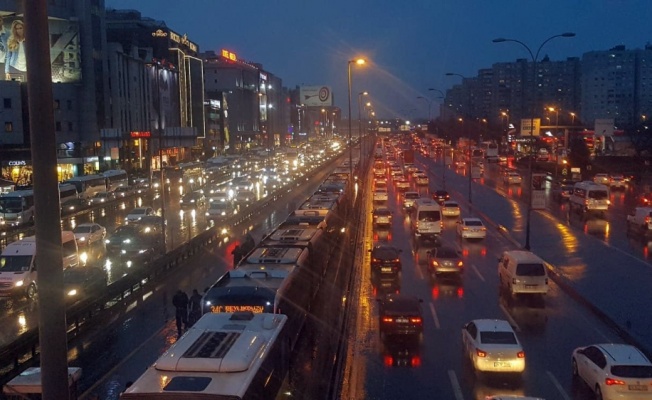 İstanbul’da trafik durma noktasına geldi