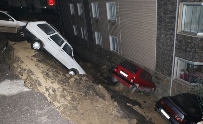 İstinat duvarı çöktü, 4 araç bahçeye düştü