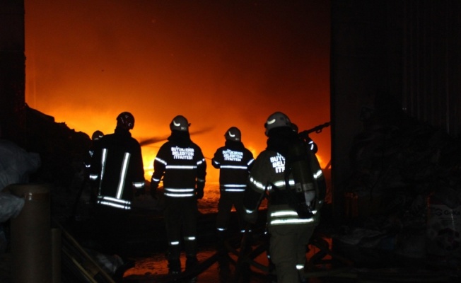 İzmir’de alevli gece: Fabrikalar yanıyor