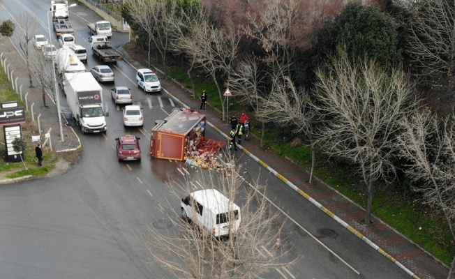 Kamyon devrildi, meşrubatlar yola saçıldı