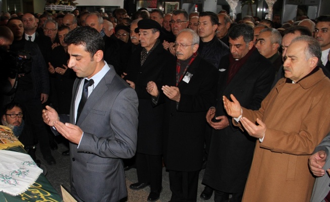 Kılıçdaroğlu milletvekilinin annesinin cenaze törenine katıldı