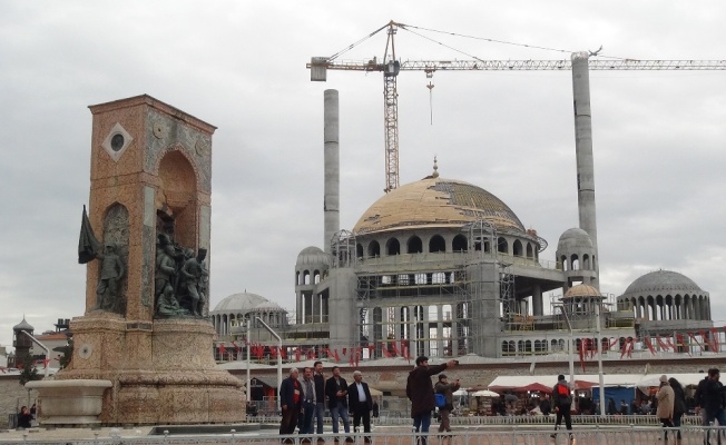 Taksim Camii’nin alemi yerleştirildi