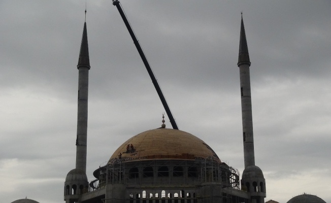 Taksim Camii’nin minarelerinin külahları yerleştirildi