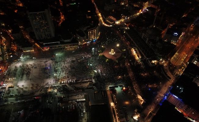 Taksim’de vatandaşlar yeni yıla böyle girdi