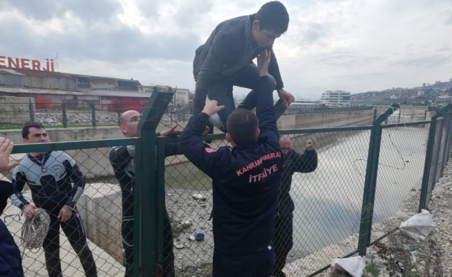 Telefonunu almak isterken çamura saplandı