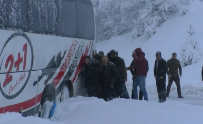 Yolcu otobüsü kara saplandı, trafik kilitlendi