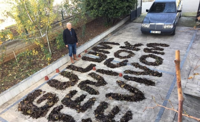 52 yıllık eşine sevgisini böyle gösterdi