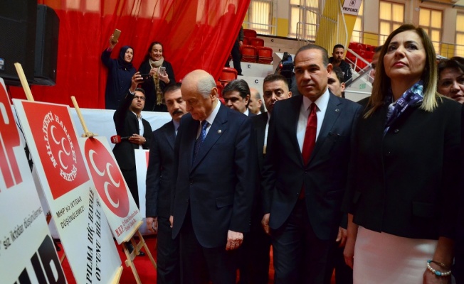 Bahçeli MHP’nin 50. yıl sergisini gezdi