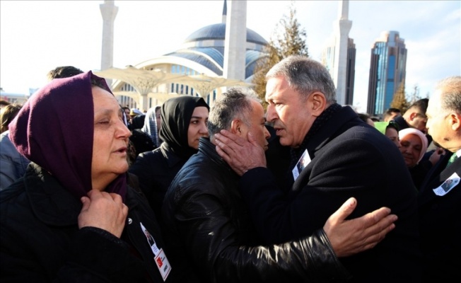 Bakan Akar’dan helikopter kazasında şehit olan Semih Özcan’ın ailesine taziye ziyareti