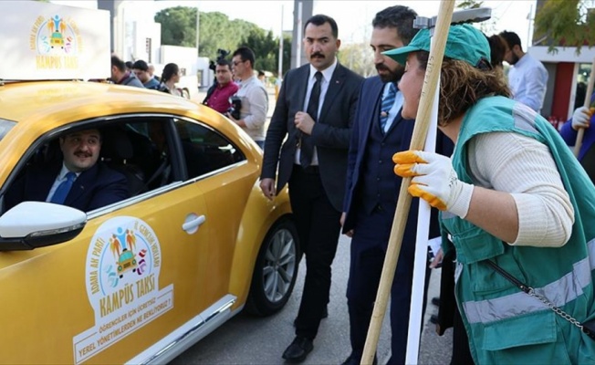 Bakan Varank 'Kampüs Taksi' ile öğrenci taşıdı