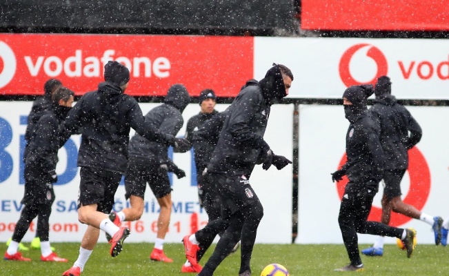 Beşiktaş kar yağışı altında çalıştı