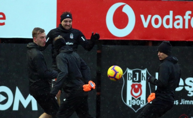 Beşiktaş, karla karışık yağmur altında çalıştı