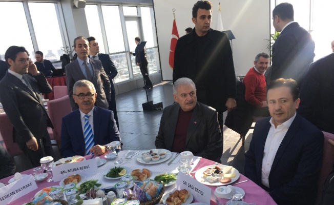 Binali Yıldırım dericilerle kahvaltı yaptı