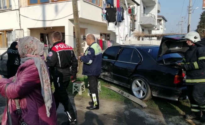 Düzce’de meydana gelen kazada otomobil evin bahçesine girdi