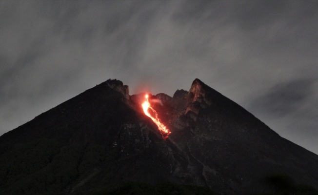 Endonezya'da yanardağdaki lav akışı turist çekiyor