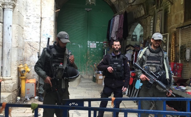 Filistinliler İsrail barikatlarını yıkarak Mescidi Aksa’ya girdi