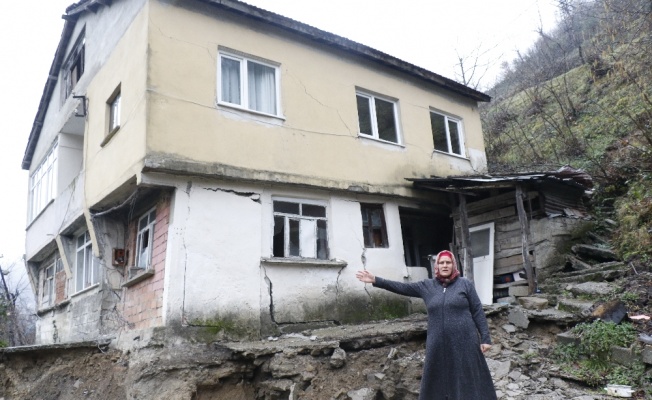 Heyelan evlerini ikiye böldü