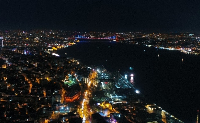 İstanbul mavi ve turuncuya büründü