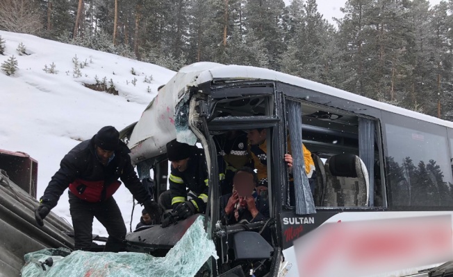 Midibüs ile tır çarpıştı: 20 yaralı