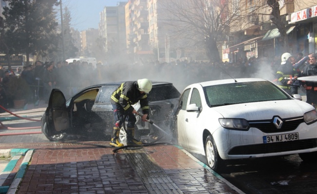 Patlayan trafodan düşen kıvılcım araçları tutuşturdu