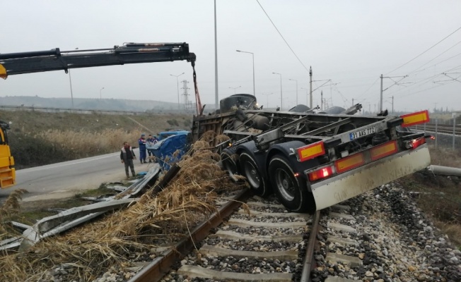 Sakarya’da süt tankeri demiryoluna devrildi: 2 ölü