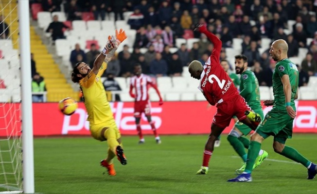 Sivasspor iç sahada galibiyet serisini sürdürdü