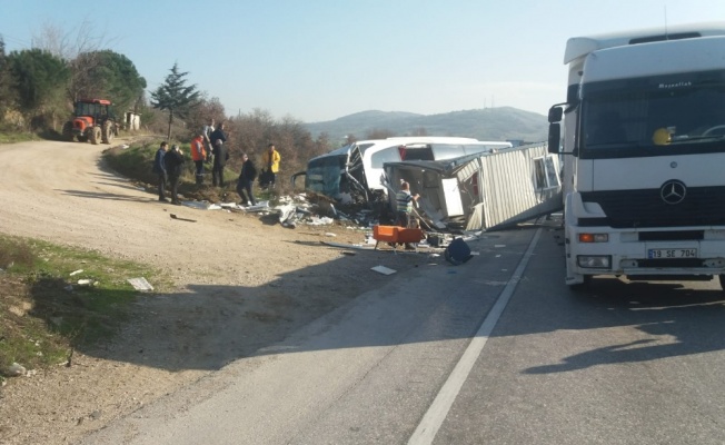 Yolcu otobüsüyle tır çarpıştı: 18 yaralı