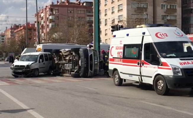 Ambulans ile hafif ticari araç çarpıştı: 5 yaralı