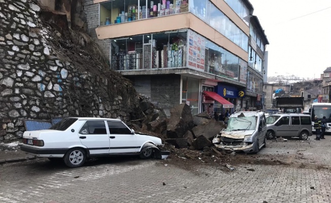 Araçların üzerine kaya parçaları düştü