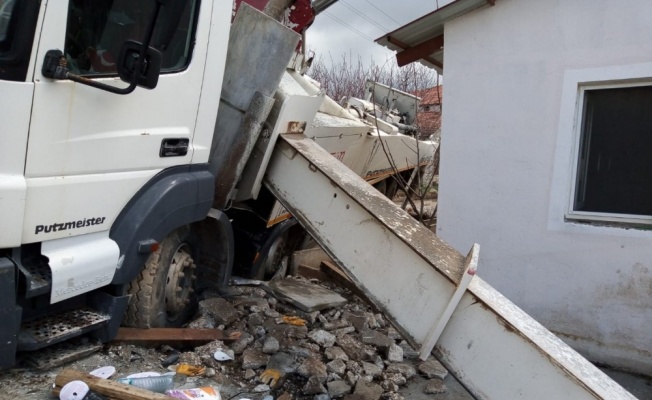 Beton mikserinin altında can verdi