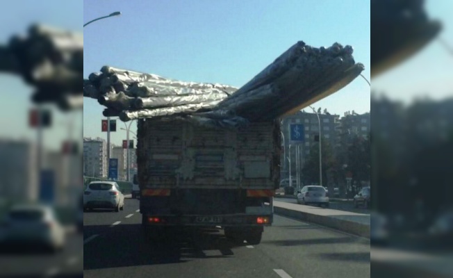 Boru yüklü kamyon trafikte tehlike saçtı