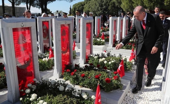 Cumhurbaşkanı Erdoğan Şehitler Abidesi'nde düzenlenen törene katıldı