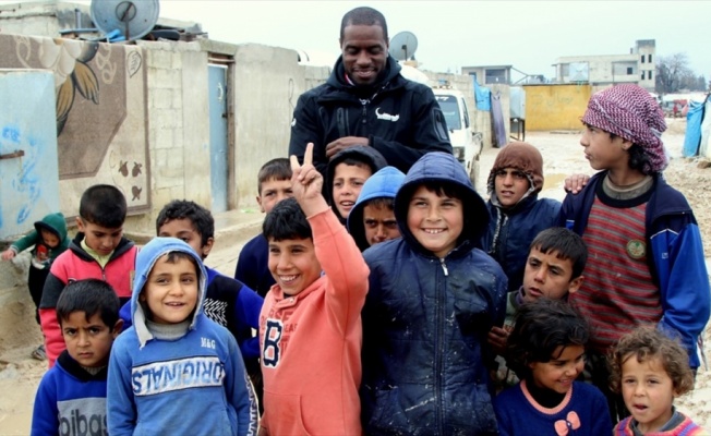 Futbolcu Jacques Faty Azez'deki kampları ziyaret etti