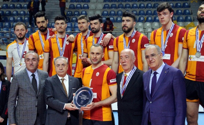 Galatasaray Erkek Voleybol Takımı’na madalyalarını Mustafa Cengiz verdi