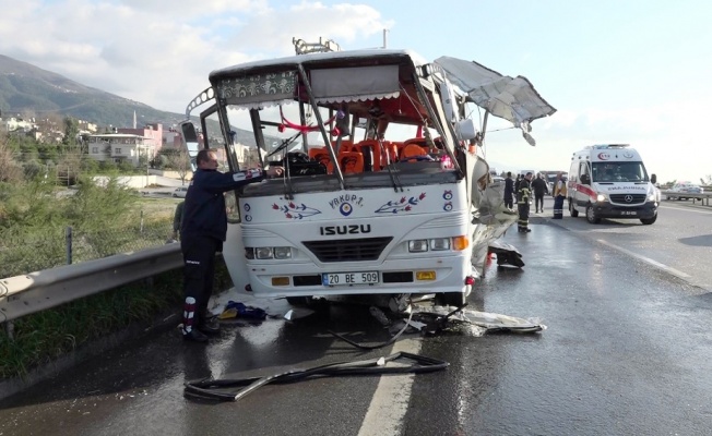 Hatay’da tır, midibüse çarptı: 1 ölü, 8 yaralı