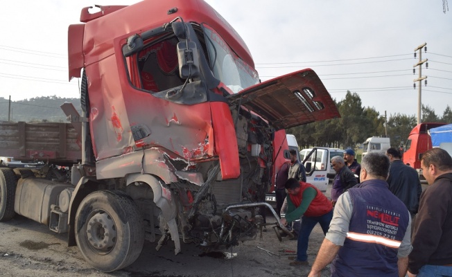 İzmir’de yük treni tıra çarptı