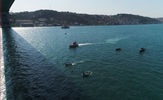 Kadın komandolar İstanbul Boğazı’na halatla indi