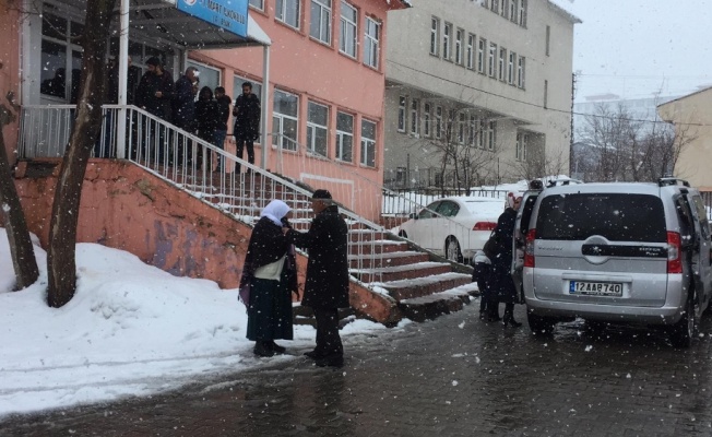 Kar yağışı altında oy kullanmaya gittiler