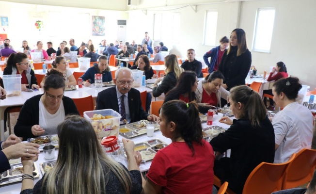 Kılçdaroğlu tabldottan yemek yedi, karanfil hediye etti