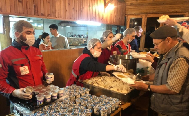 Kızılay deprem bölgesinde 2 bin kişiye yemek dağıttı