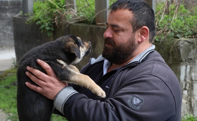 Köpeği suni solunumla hayata döndürmenin mutluluğunu yaşıyor