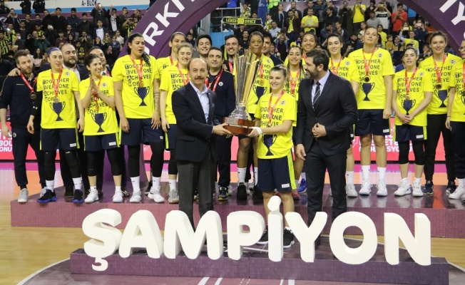 Şampiyon Fenerbahçe kupasını aldı