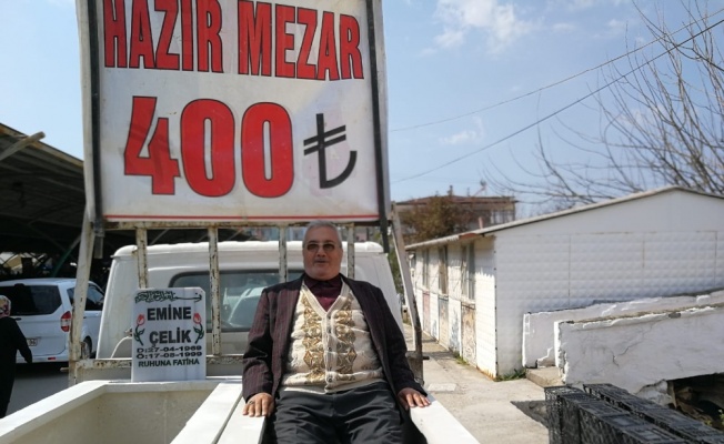 Semt pazarında hazır mezar satıyor