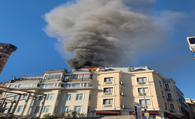 Sultanahmet’te 2 otelin çatı katı yandı