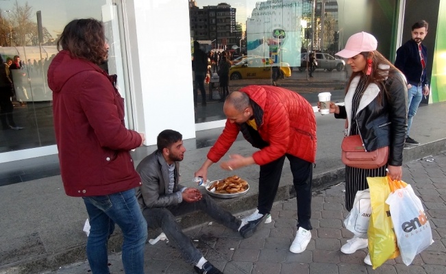 Taksim’de hayrete düşüren dilencilik yöntemi