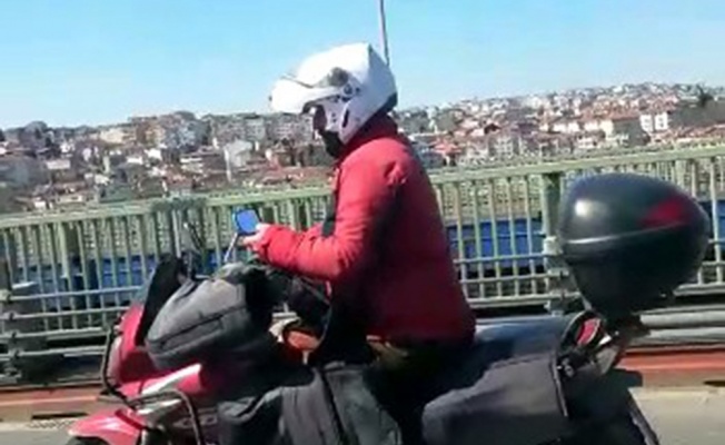 Telefonuyla ilgilenen motosikletli tehlike saçtı