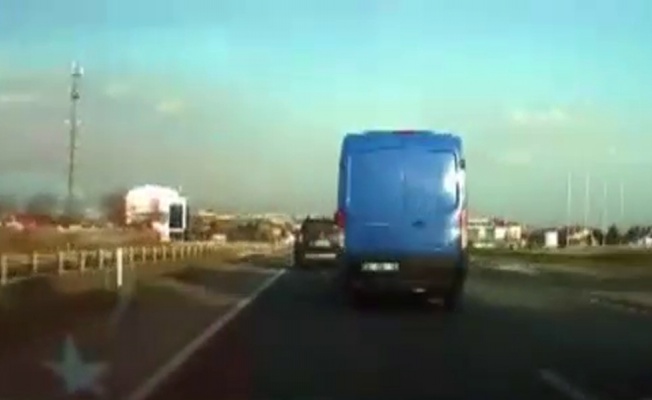 Trafikte makas atarak seyreden kargo aracı kamerada