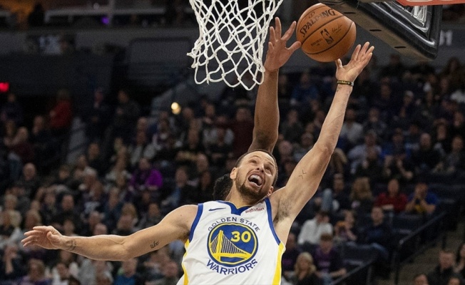 Warriors sahasında farklı kazandı