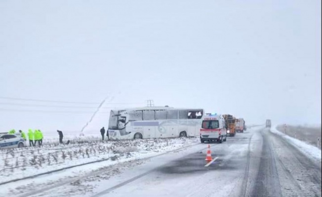 Yolcu otobüsü refüje devrildi: 1 ölü, 17 yaralı