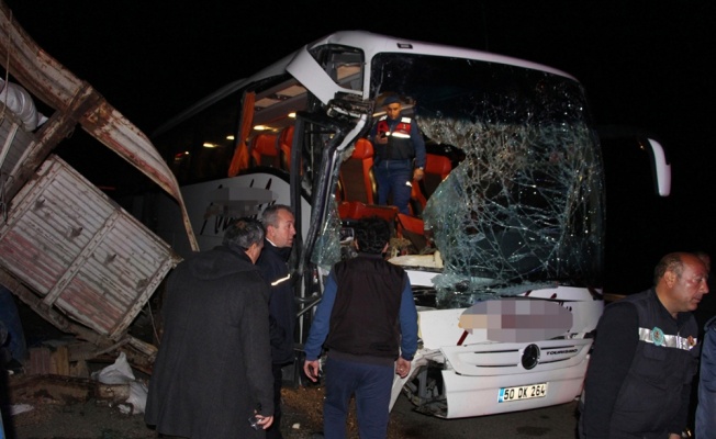 Yolcu otobüsü tıra çarptı: 20 yaralı